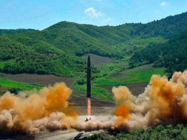 КНДР провел новый запуск ракет. Один снаряд долетел до экономической зоны Японии