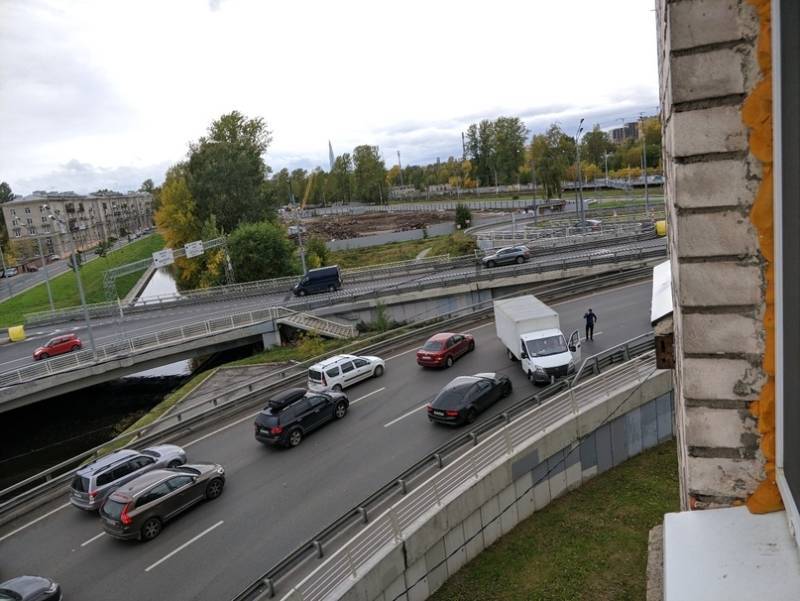 ГАЗель развернуло после встречи с Audi на путепроводе по Коломяжскому проспекту