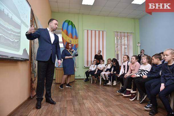 Министр промышленности Коми показал нефть сыктывкарским гимназистам
