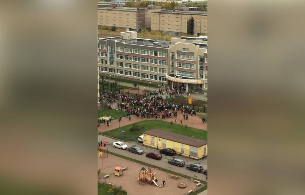 Довольные учащиеся выбежали из школы на Маршала Казакова во время эвакуации