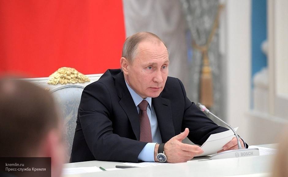 Путин назвал ошибкой использование доллара в качестве политического оружия