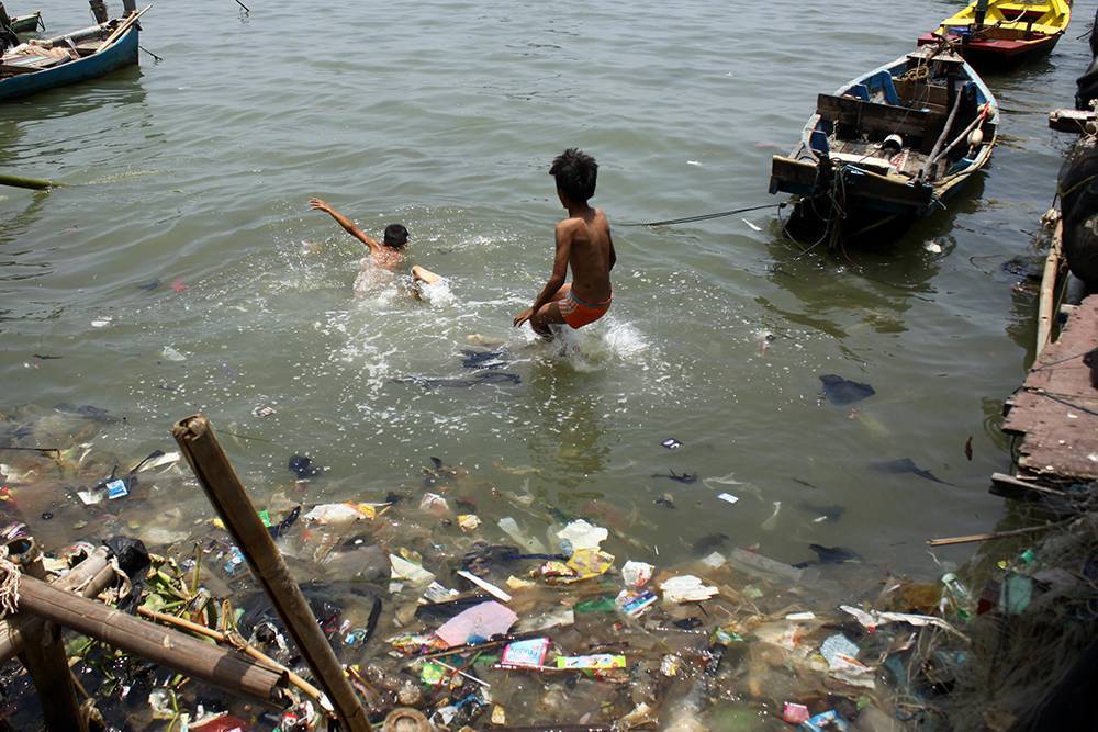 Ученые: Китай больше всех загрязняет Южную Атлантику пластиком