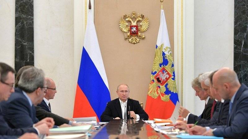 Путин призвал не допускать снижение доплаты медикам при увеличении доли оклада