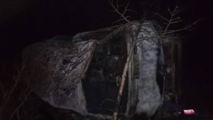 В Якутии микроавтобус с пассажирами перевернулся и загорелся