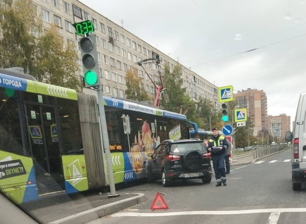 Водитель иномарки при повороте на Пловдивскую не заметил трамвай и устроил ДТП