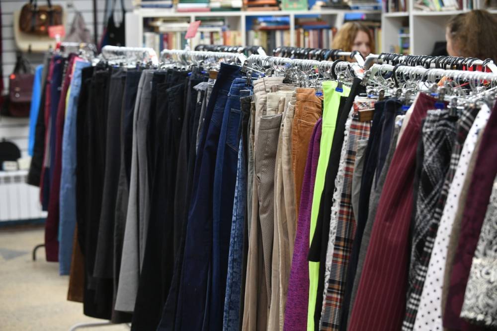 Каждый месяц благотворительный магазин «ТеплоОбмен» отправляет тонну одежды в районы Карелии