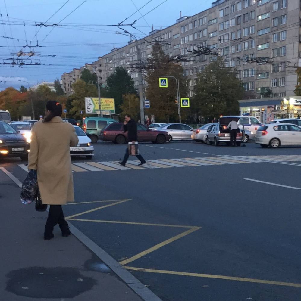 На перекрестке Белы Куна и Пражской водитель Uber снес «ВАЗ-2114»