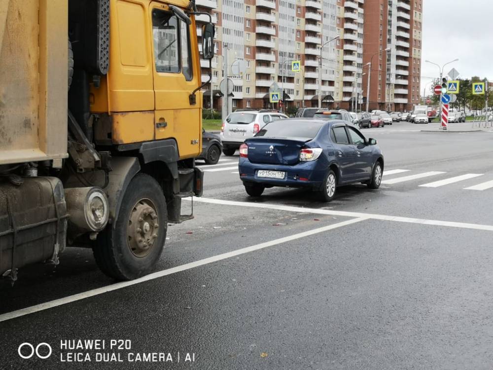 На Дунайском проспекте в Петербурге самосвал толкнул Renault Logan