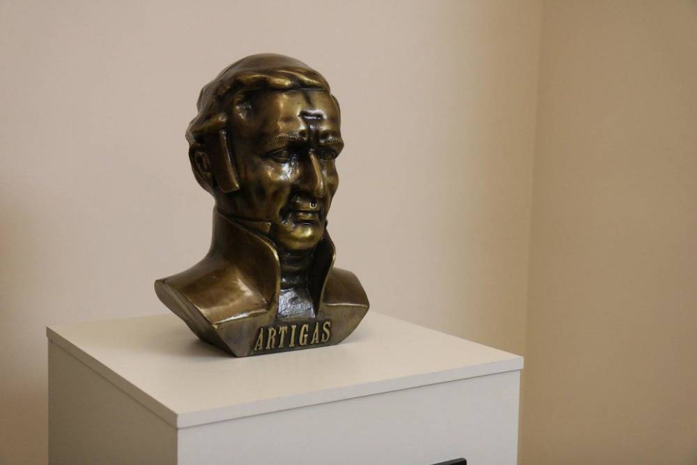 В Петербурге открыли первый в России памятник основателю Уругвая Хосе Артигасу
