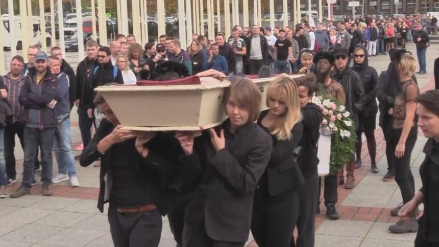 Видео: полуголые активистки Femen устроили показательные «похороны» в Берлине