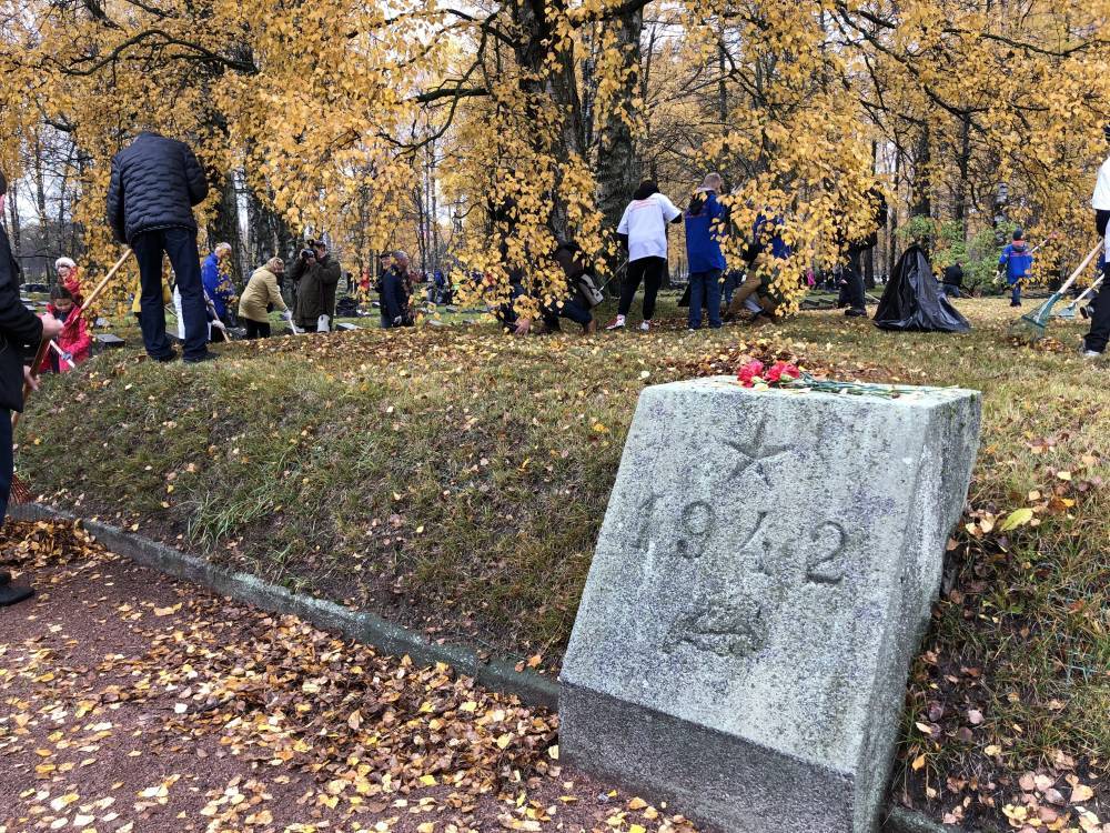 Беглов присоединился к горожанам на субботнике на Пискаревском мемориальном кладбище