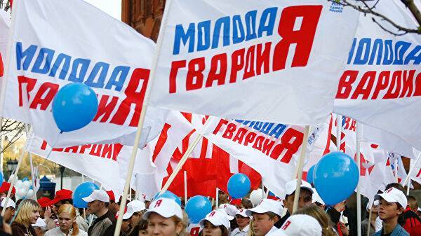 У посольства Эстонии в Москве начался массовый пикет активистов МГЕР