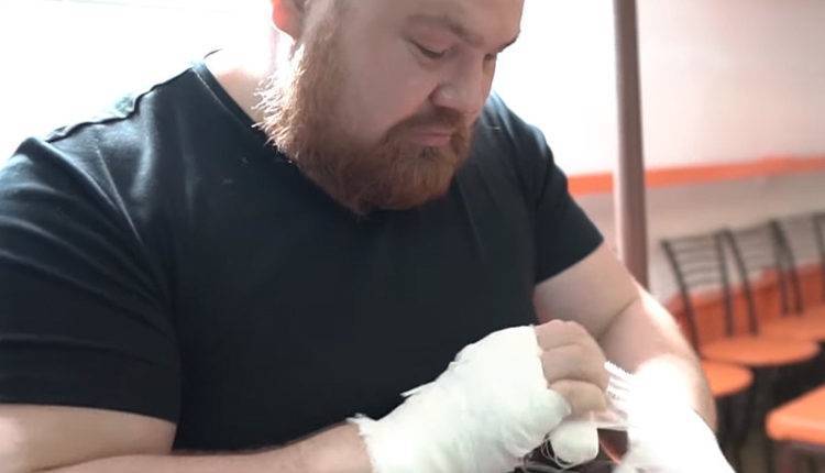 Невменяемый боец ММА Вячеслав Дацик проведет бой со спецназовцем ФСИН
