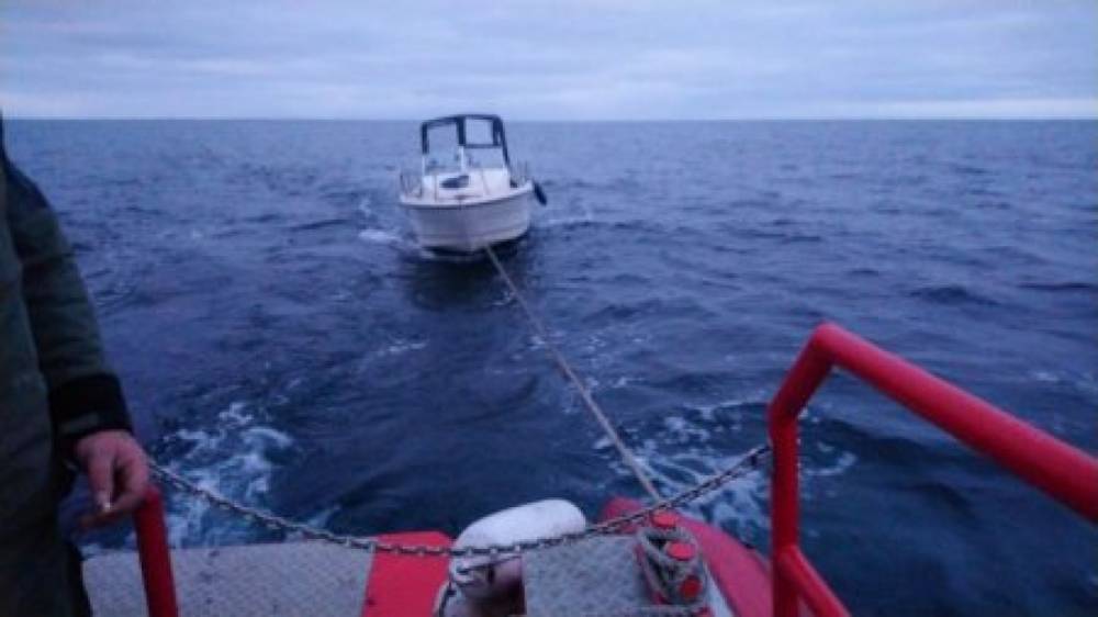 Мурманские спасатели отбуксировали рыбаков с заглохшим двигателем