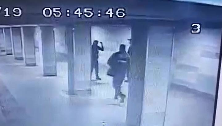 Появилось видео нападения на сотрудника полиции в московском метро