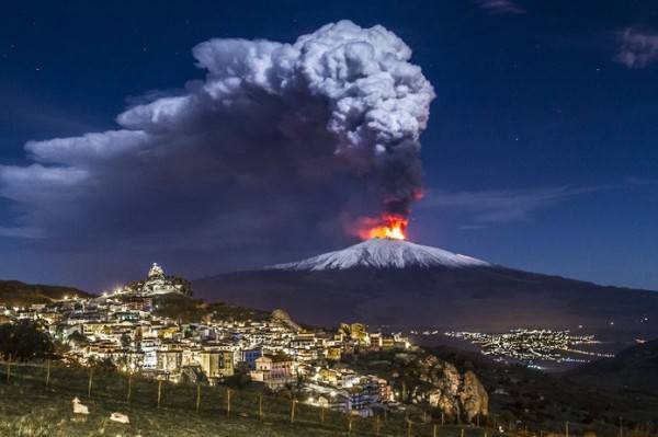 Этна опять «проснулась»: вулкан на Сицилии внёс коррективы в авиарасписание