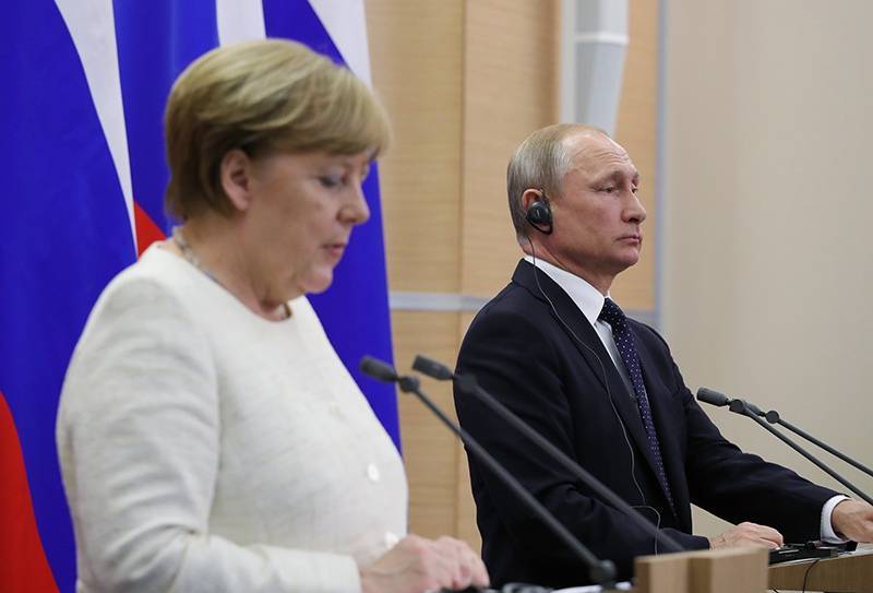 Путин и Меркель обсудили срочную встречу в нормандском формате