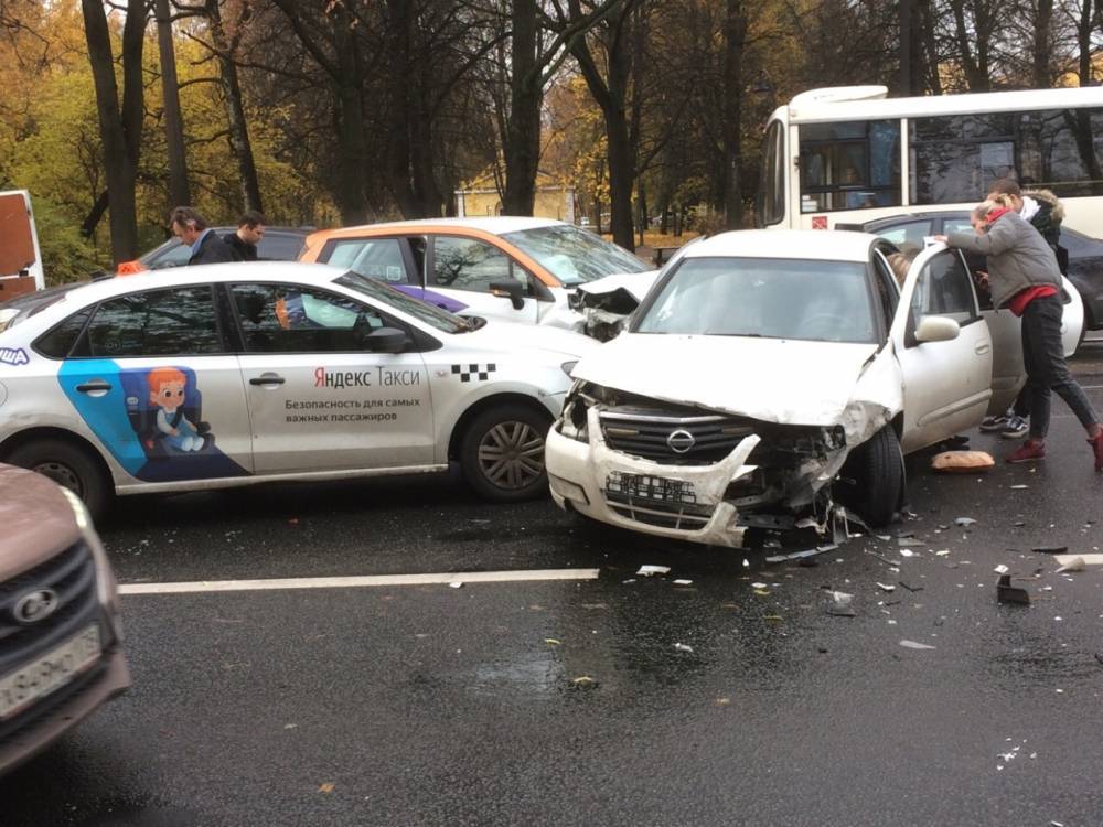 На Каменноостровском проспекте разбились три автомобиля