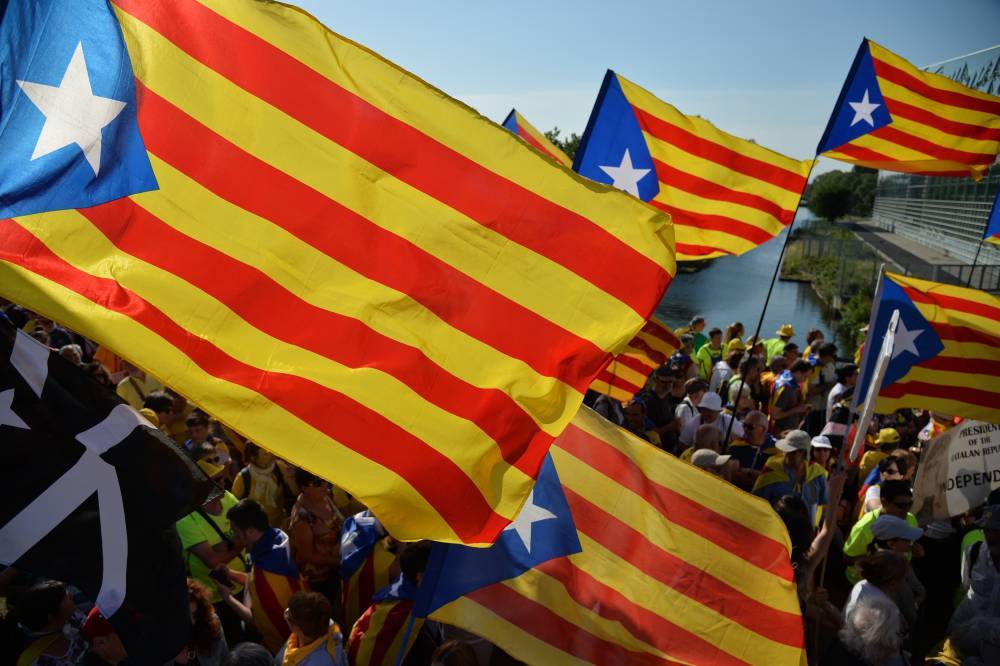 Видео: тысячи человек вышли на протест к Высшему суду Каталонии