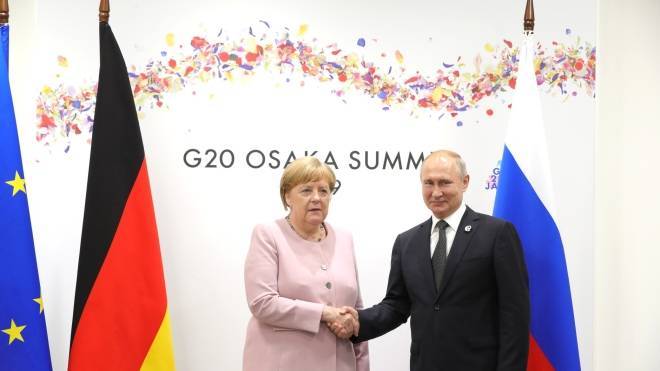 Путин и Меркель обсудили «скорое» проведение встречи «нормандской четверки» — кабмин ФРГ