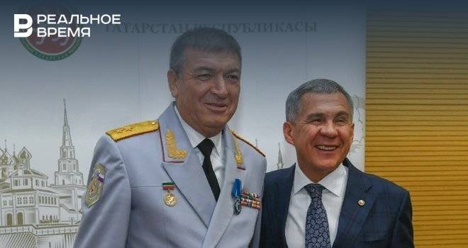 Рустам Минниханов наградил главу МЧС России по Татарстану орденом Почета