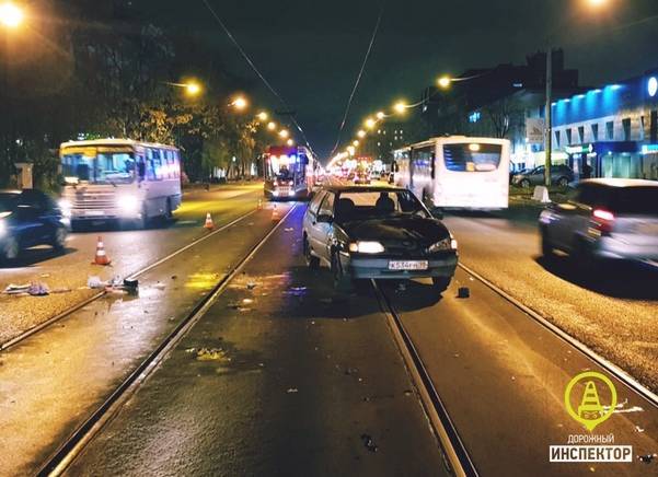 Двух пешеходов сбили на дороге в центре Санкт-Петербурга