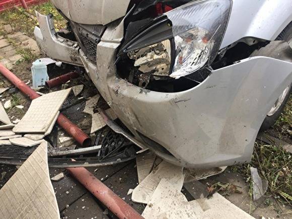 В Челябинской области пьяный водитель, поехав за спиртным, врезался в стену магазина