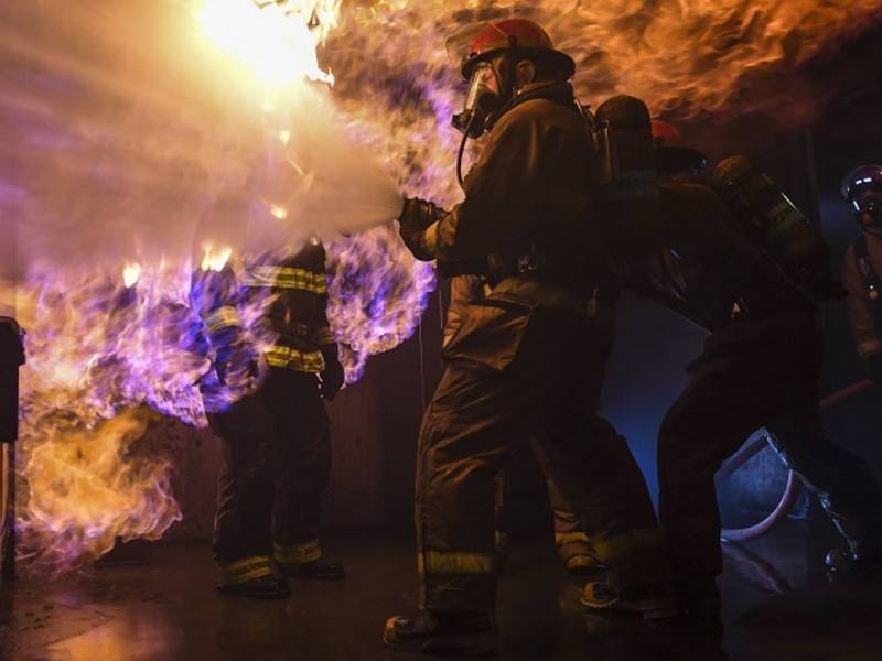 Крупный пожар вспыхнул на складе на западе Москвы
