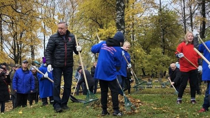 Беглов поучаствовал в городском субботнике на Пискаревском мемориальном кладбище