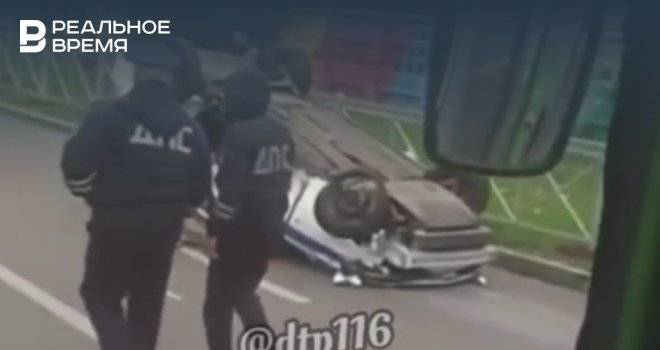 В Казани после погони за нарушителем перевернулся полицейский автомобиль