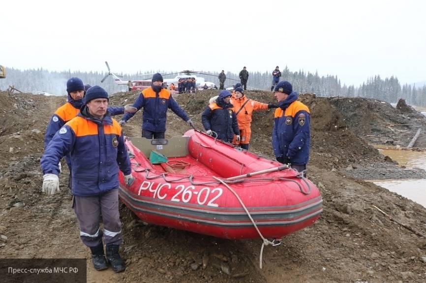 Спасатели возобновили работы на месте разрушения дамбы в Красноярском крае
