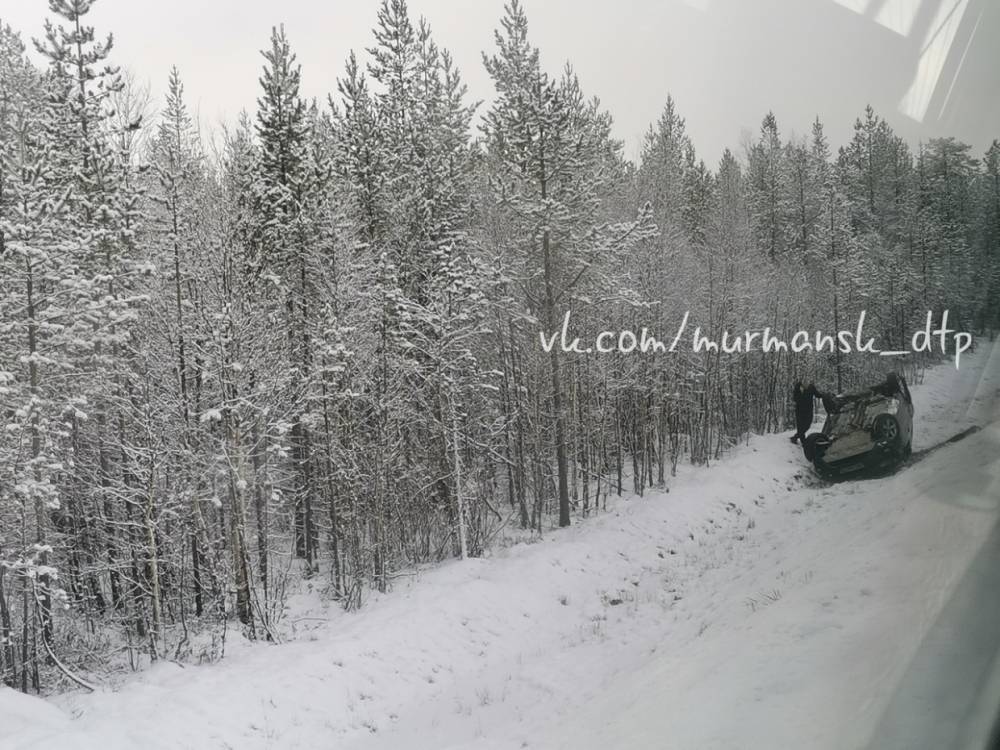На снежной каше под Оленегорском автомобиль вылетел в кювет и перевернулся