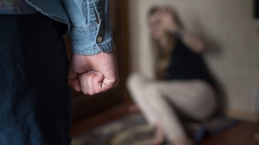Виновным в домашнем насилии запретят приближаться к жертве, пишут СМИ