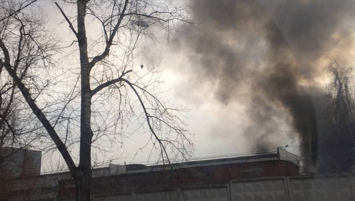 На западе Москвы горит склад