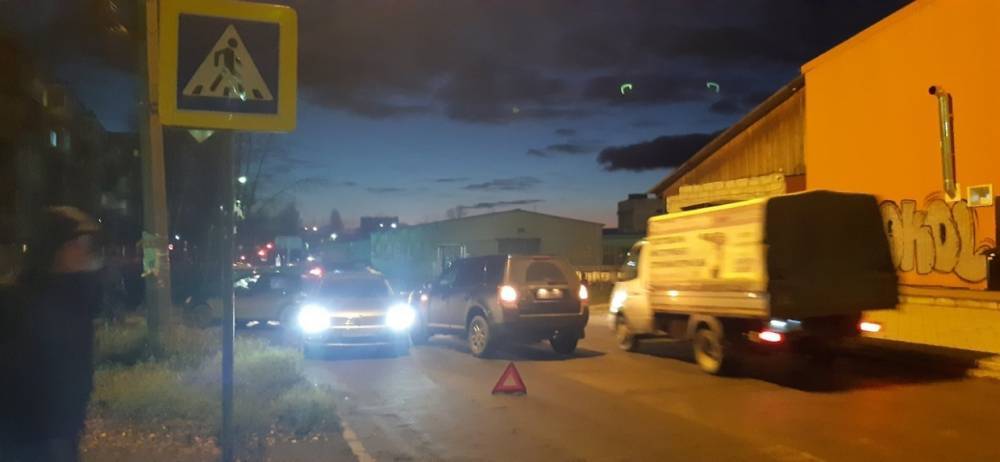 В центре Сыктывкара кроссовер сбил 26-летнего пешехода на зебре