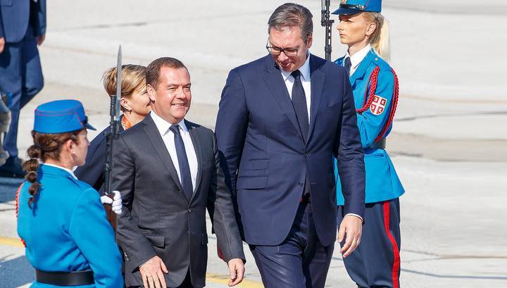 Медведев передал Вучичу привет от Путина