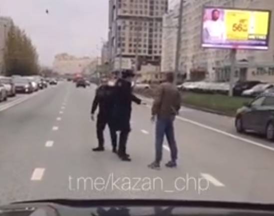 Драка водителей на дороге в Казани попала на видео
