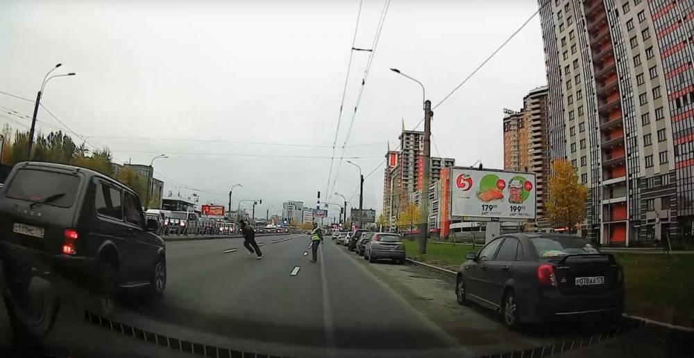 Нетрезвый пешеход улетел от удара Jaguar на Кушелевской дороге