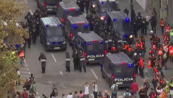 В Барселоне правоохранители освобождают улицу Рамбла от демонстрантов