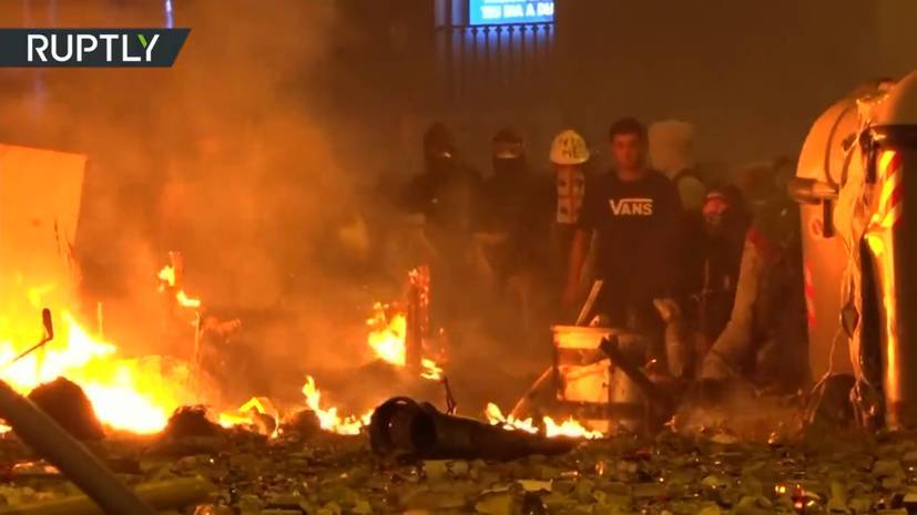 Массовые беспорядки в центре Барселоны — видео