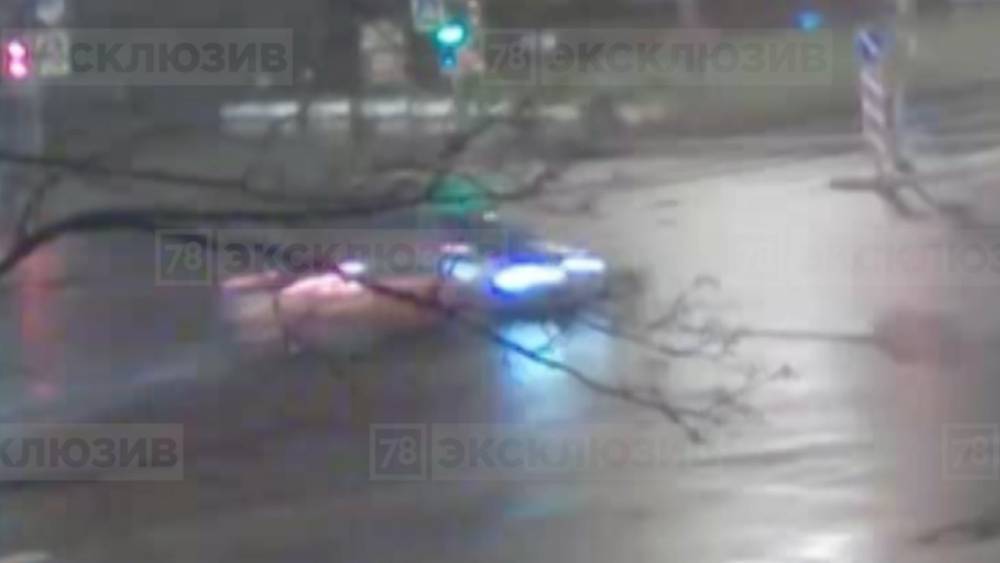 Камера сняла момент смертельного ДТП на перекрестке в Петербурге