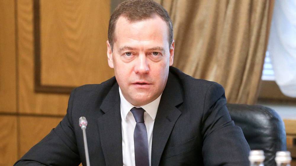 Медведев поздравил работников дорожного хозяйства с профессиональным праздником