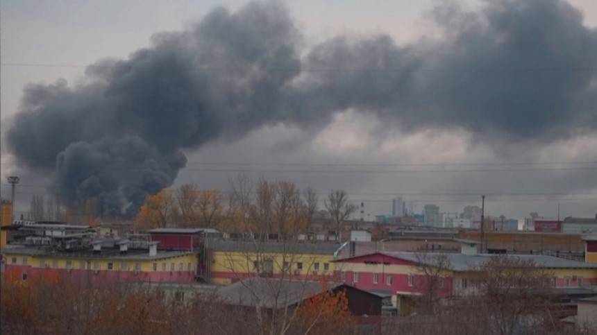 Площадь пожара на складе в Москве возросла до 1,5 тысячи квадратных метров