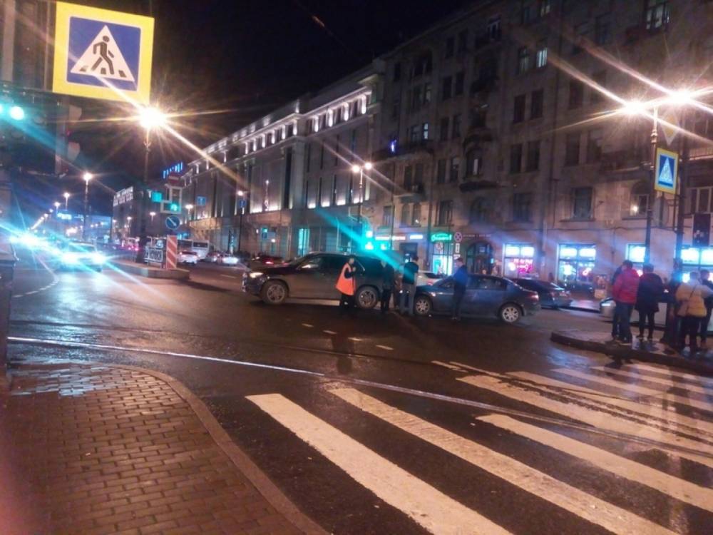 Авария на Лиговском «вышла боком» для автобусов и трамваев