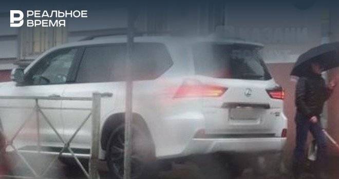 Соцсети: в Казани Lexus, оставленный на тротуаре, перегородил дорогу слепому мужчине
