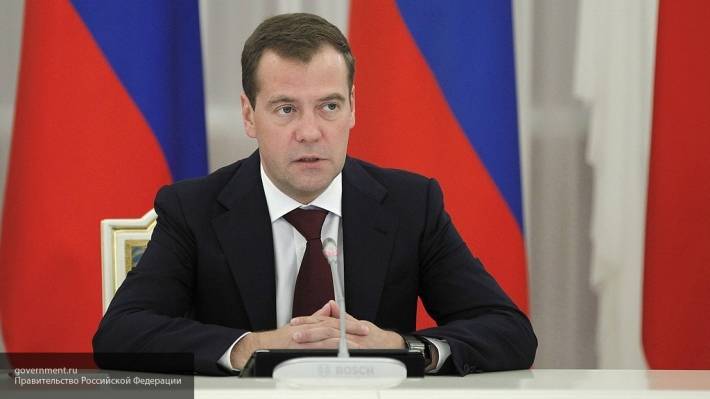 Медведев поздравил с праздником работников дорожного хозяйства