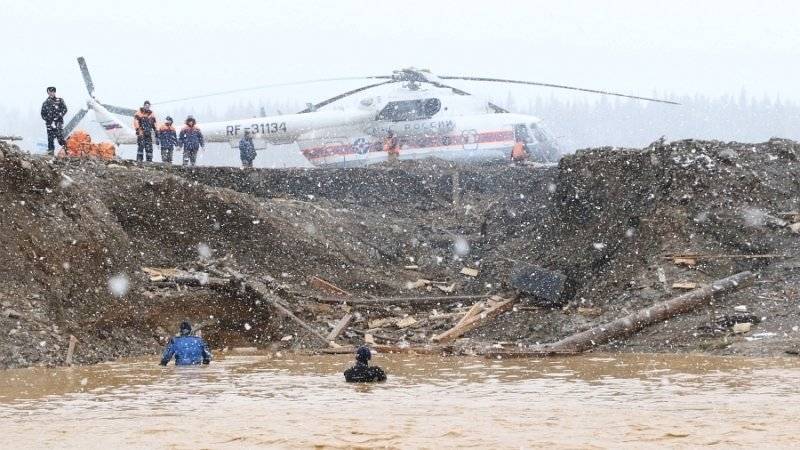 Спасательные работы продолжились на месте прорыва дамбы в Красноярском крае