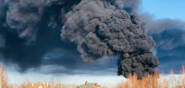 Видео: полимерный завод загорелся в Тюмени