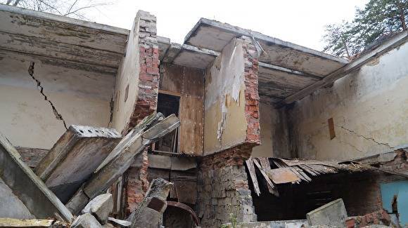 Заброшенным зданием в городском бору Челябинска займутся власти и прокуратура
