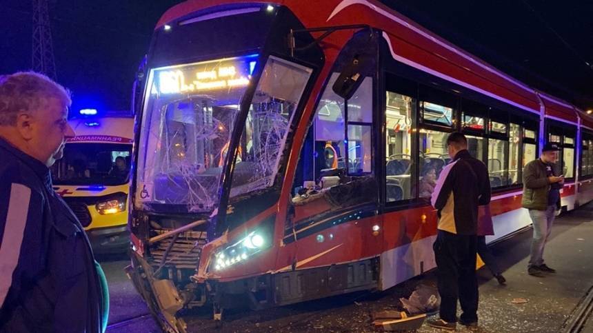 Трое детей пострадали в аварии с автобусом и трамваем в Петербурге — фото